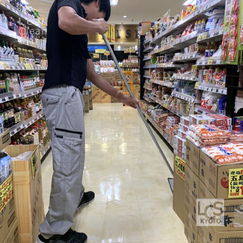 京都のスーパーマーケットワックスがけ