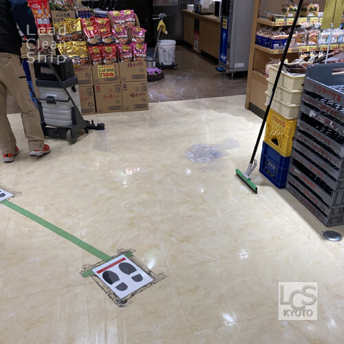 スーパーマーケットさまの床ワックス定期清掃１