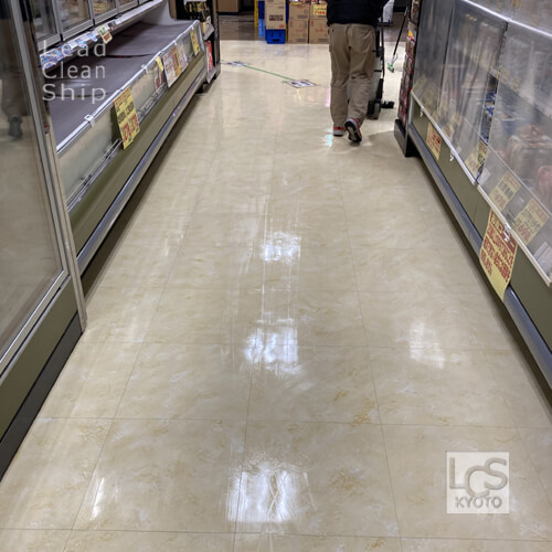 スーパーマーケットさまの床ワックス定期清掃２
