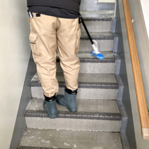 団地の階段洗浄作業：ブラッシング