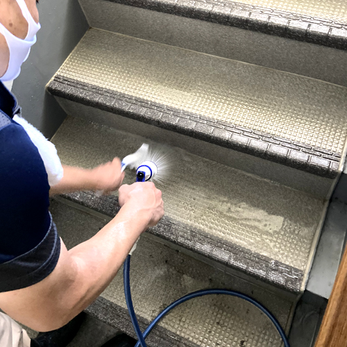 団地の階段洗浄作業：水流し