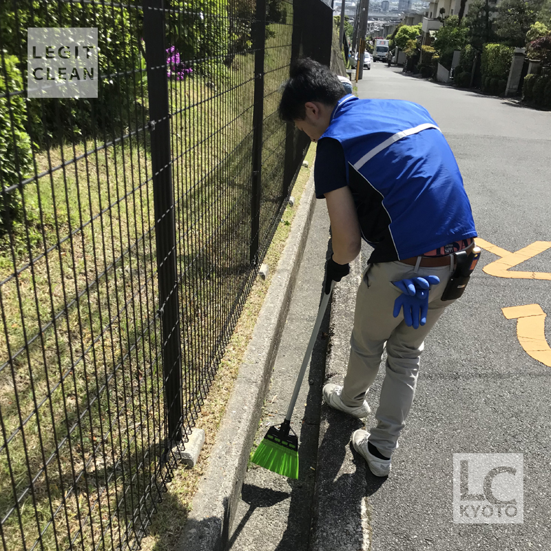 京都府大山崎町のマンション巡回清掃中：掃き掃除