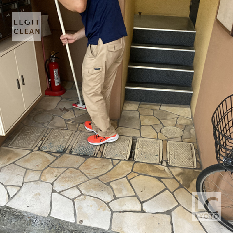 京都市下京区のマンション巡回清掃中：床モップ拭き