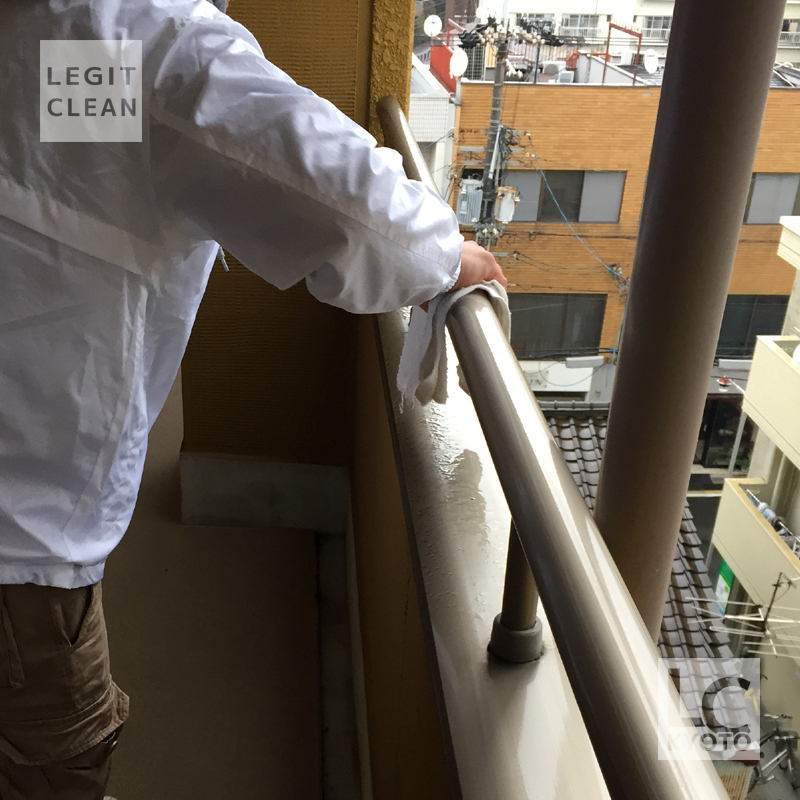 巡回清掃中：手摺の拭き上げ中：京都市中京区