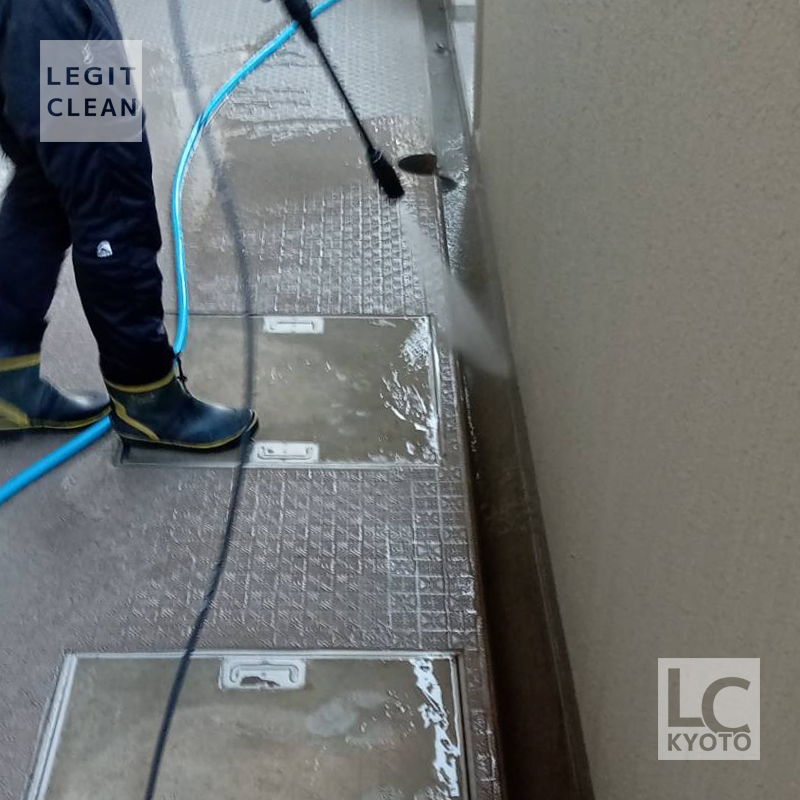 京都府宇治市のマンション廊下の高圧洗浄アップ