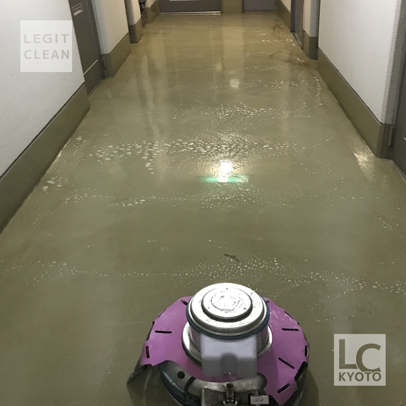 京都市山科区のマンションで床ポリッシャー洗浄中