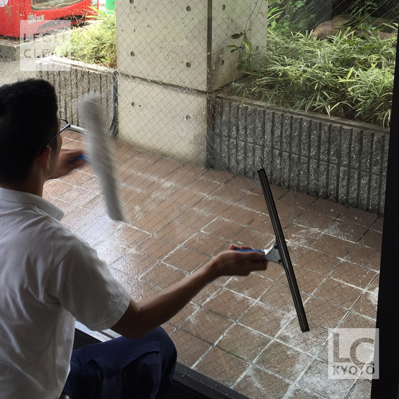 京都市のマンションをガラス清掃中