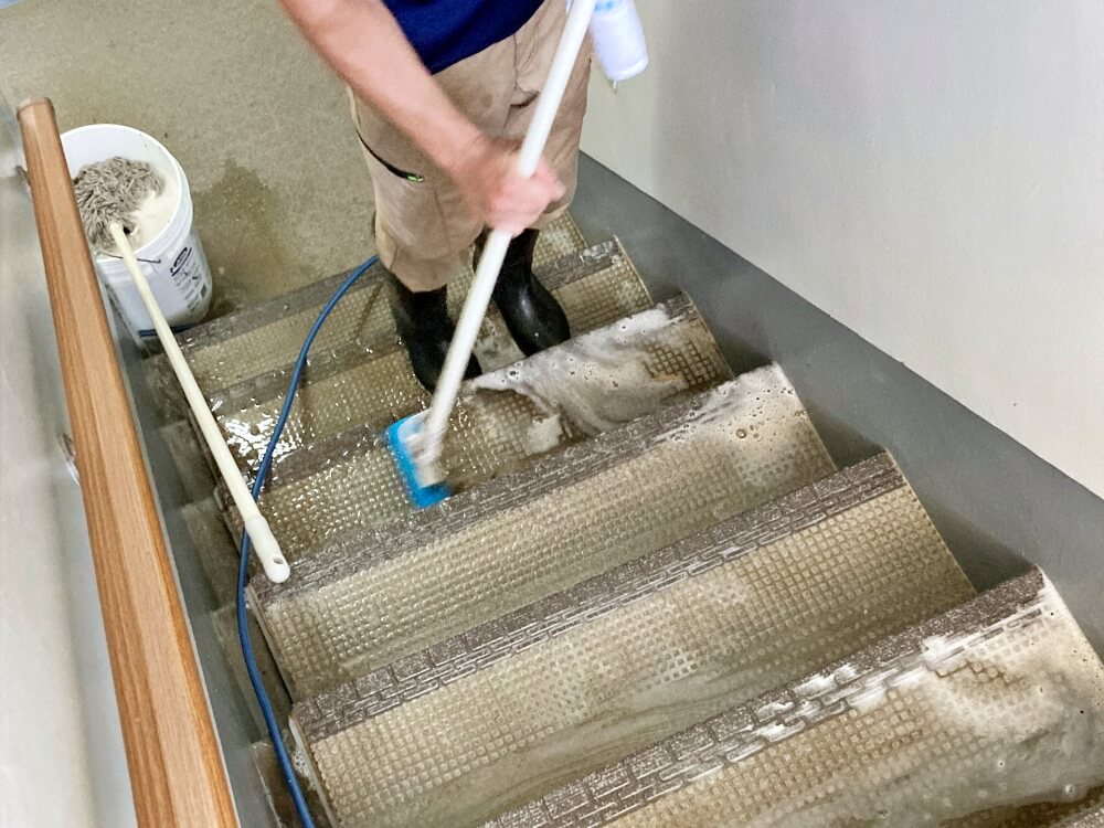 階段手洗い洗浄水切り作業
