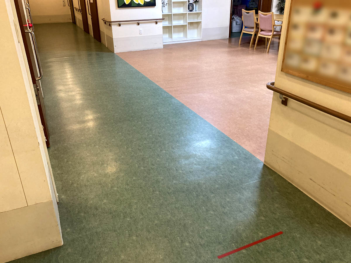 福祉施設の床清掃：ワックス塗布前