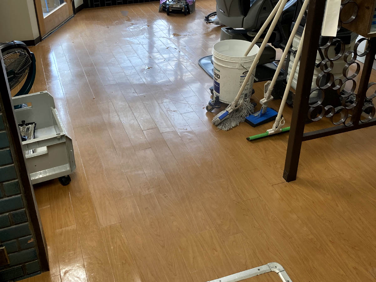 京都市右京区の美容室さま：床洗浄ワックス作業前